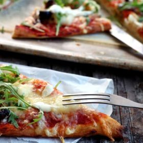 Klippfiskpizza med hvitløksdressing