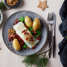 Lutefisk med grønne linser og sennepssaus